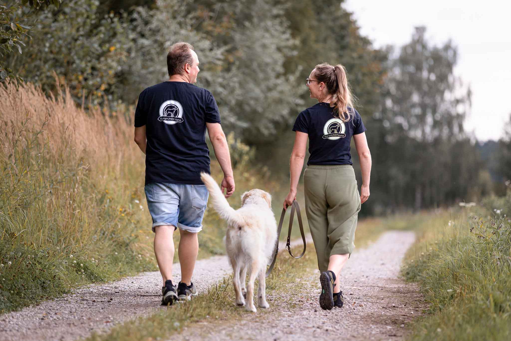 Lifestyle_Hund_Menschen_gehen_spazieren_Feldweg_von_hinten
